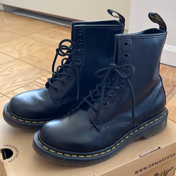 Dr. Martens Smooth 1460 Smooth Leather Lace Up Boots Size 8 Women’s - Picture 1 of 4